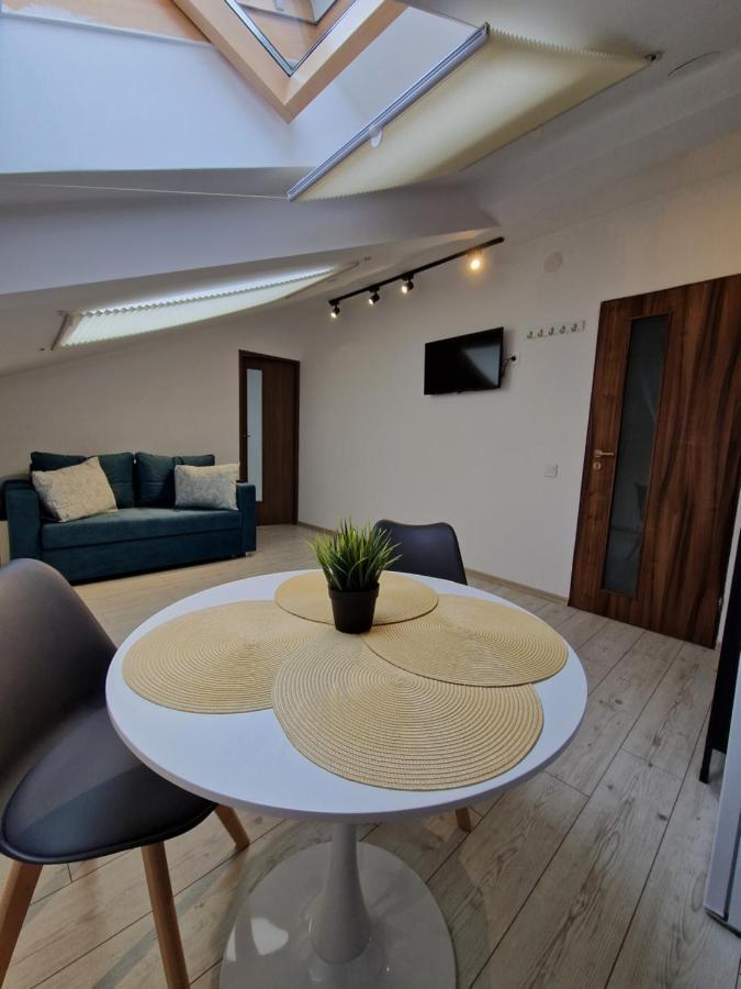 Key Apartments In Main Square Brasov Ngoại thất bức ảnh